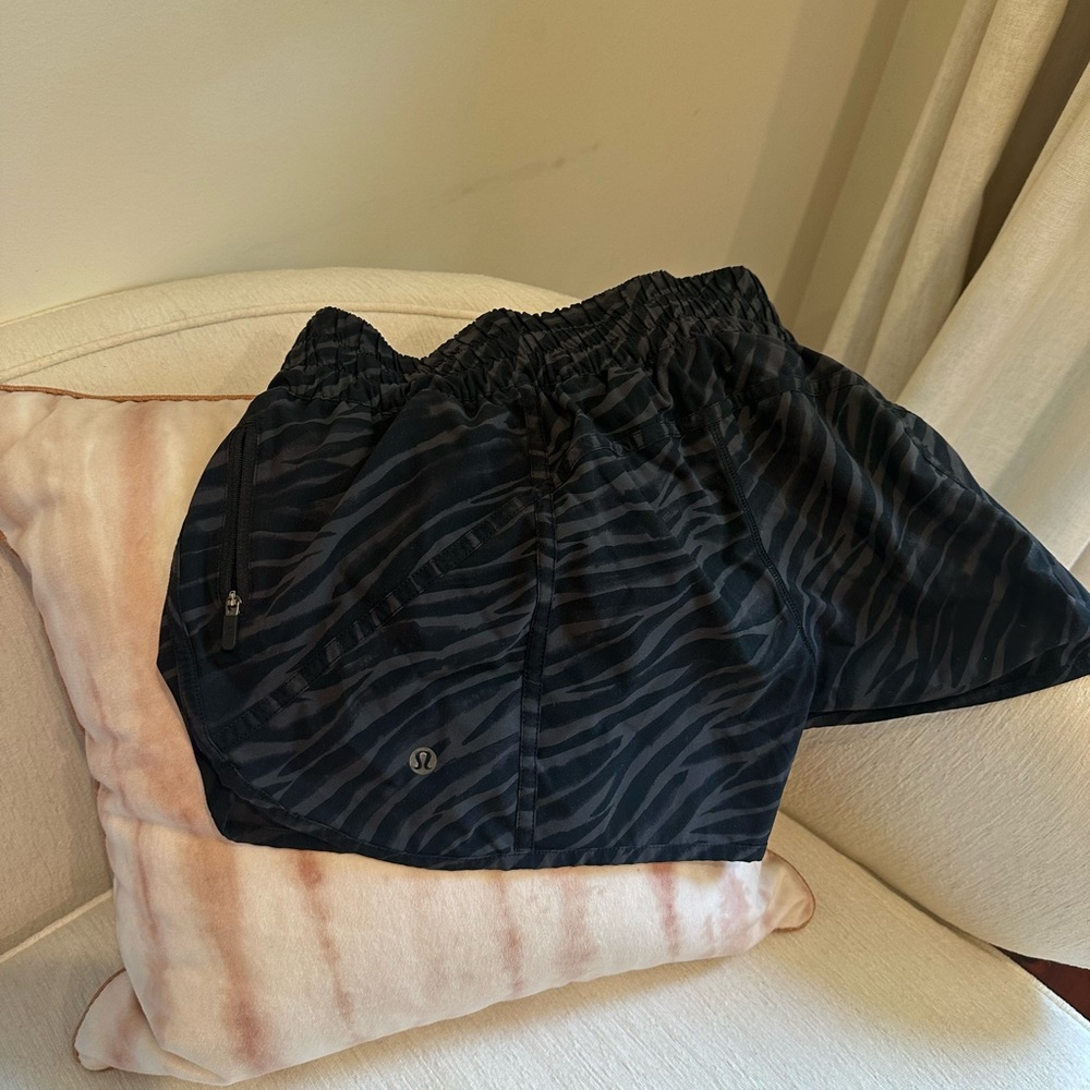 Lululemon track that high rise shorts size 8 4’ patterned